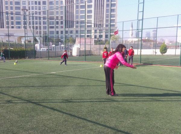 Hafta sonu Futbol Okulu, Beden Eğitimi öğretmenimiz Meral ÖZCOŞKUN yönetiminde devam ediyor.