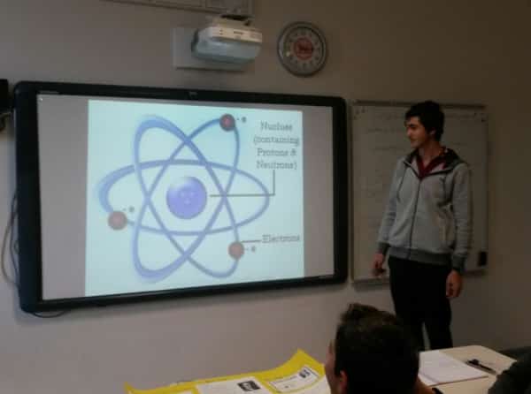 Öğrencilerimiz kimya dersinde atom modellerini, hazırladıkları powerpoint sunumlarla arkadaşlarına aktardılar.
